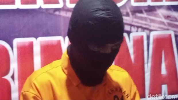Polisi menangkap petani di NTT yang memaksa 5 wanita untuk berhubungan badan dengan pria dan divideokan (Muslimin Abbas/detikcom)
