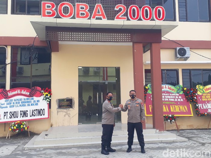 Suasana haru terasa dalam pelepasan Kapolres Bojonegoro AKBP M Budi Hendrawan. Ia akan bertugas di Polda Jawa Timur sebagai Kabag Faskon Rolog.
