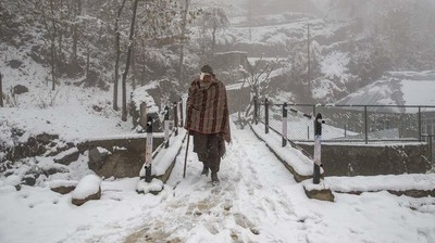 Potret Hujan Salju di Kashmir