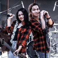 Berkolaborasi untuk video yang diunggah di YouTube Tissa Biani tahun lalu, mereka kompak mengenakan kemeja flanel. Bisa ditiru untuk kamu yang ingin tampil kompak bareng pasangan. Foto: dok. Instagram @tissabiani