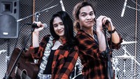 Ketemu, waktu itu aku jalan-jalan ke curug. Lagi memang jalan-jalan saja, tapi itu benar apa ya (nembaknya), ya sudah. Kami trekking, cerita Tissa tidak tuntas. (Foto: dok. Instagram @tissabiani) 