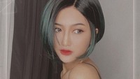 Dua hobinya itu ditulis dalam bio Instagram-nya yang kini nyaris diikuti 500 ribu pengikut. (Foto: dok. Instagram @kameaam)  