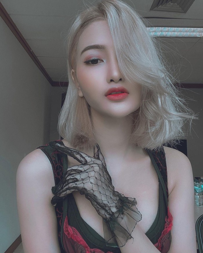 Potret seksi cosplayer kameaam