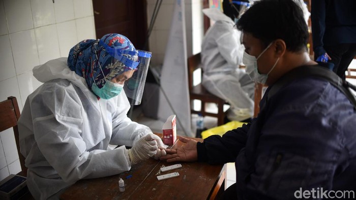 Rapid Test COVID-19 Digelar di Petamburan, 5 Orang Reaktif Corona Rapid test digelar di Petamburan menyusul terjadinya keramaian di kawasan itu usai kepulangan Habib Rizieq. Dari 276 warga yang dites, 5 orang reaktif Corona.