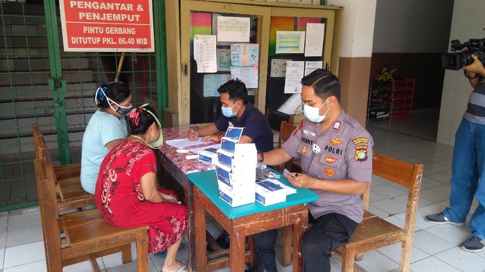 Rapid Test warga di Petamburan, Jakarta.