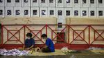Ratusan Mahasiswa Lipat Surat Suara Pilkada di Palu