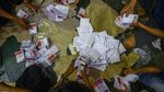 Ratusan Mahasiswa Lipat Surat Suara Pilkada di Palu