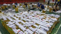 Sejumlah mahasiswa menyortir dan melipat surat suara untuk Pemilihan Wali Kota/Wakil Wali Kota Palu di Palu, Sulawesi Tengah, Selasa (24/11/2020).