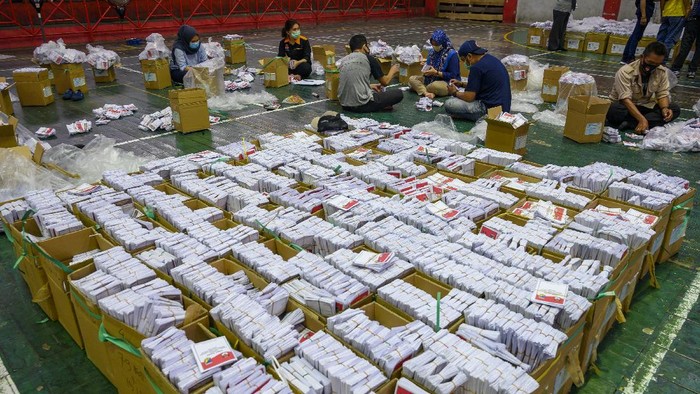 Ratusan Mahasiswa Dilibatkan untuk Lipat Surat Suara Pilkada di Palu KPU Kota Palu melibatkan sedikitnya 100 mahasiswa untuk membantu menyortir dan melipat ratusan ribu surat suara untuk Pilkada 2020. Berikut potretnya.