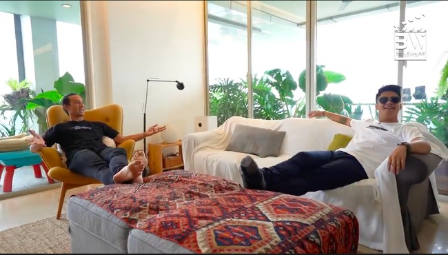 Ruang tamu hadir dengan sofa yang cozy. Daniel mengaku sengaja mengganti meja dengan sebuah dudukan yang empuk agar tamu bisa lebih bebas berselonjoran dan merasa lebih nyaman seperti di rumah sendiri. (Foto: YouTube/Boy William)