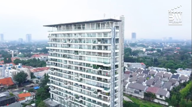 Tak banyak yang tahu seperti apa hunian milik Daniel Mananta. Itu karena dia memang jarang mengekspos tempat tinggalnya yang berada di sebuah apartemen di kawasan Jakarta Utara tersebut. Menjadi bintang tamu konten YouTube Boy William, Daniel akhirnya memperlihatkan isi huniannya. (Foto: YouTube/Boy William)