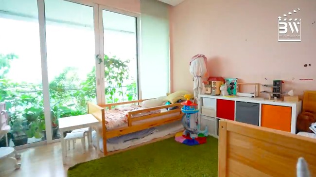 Masuk ke kamar anak-anak, interior yang playful dengan permainan warna-warna cerah tampak mendominasi. Buku dan mainan tersusun rapi di rak. (Foto: YouTube/Boy William)