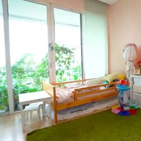 Masuk ke kamar anak-anak, interior yang playful dengan permainan warna-warna cerah tampak mendominasi. Buku dan mainan tersusun rapi di rak. (Foto: YouTube/Boy William)