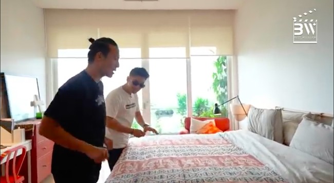 Di kamar utama, tak terlalu banyak perabotan yang mengisinya. Kasur dengan selimut tenun bernuansa kemerahan yang dibeli langsung di Nusa Tenggara Timur. (Foto: YouTube/Boy William)