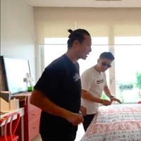 Di kamar utama, tak terlalu banyak perabotan yang mengisinya. Kasur dengan selimut tenun bernuansa kemerahan yang dibeli langsung di Nusa Tenggara Timur. (Foto: YouTube/Boy William)
