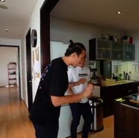 Begini penampakan dapur di apartemen Daniel. Diakui mantan VJ MTV Indonesia tersebut, ini adalah ruangan yang paling jarang dihampirinya kecuali saat mengambil sesuatu dari kulkas. (Foto: YouTube/Boy William)