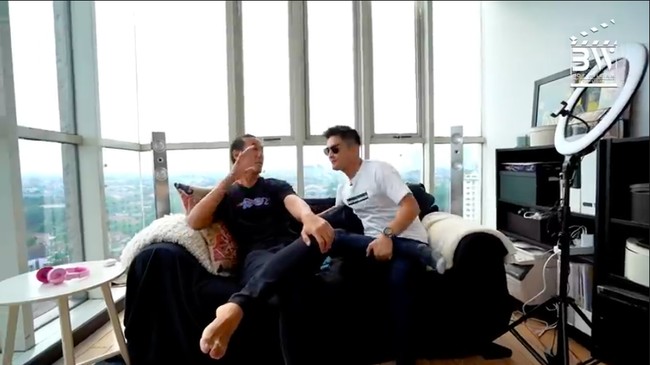 Sebuah sudut didedikasikan Daniel secara khusus sebagai ruang nonton. TV cuma ada di sini. Gue gak suka aja ketika kita lagi di living room, gak ada kerjaan, akhirnya semua mata tertuju pada TV, katanya. (Foto: YouTube/Boy William)