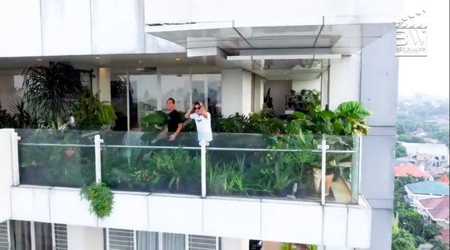 Meski berada di sebuah hunian vertikal, tempat tinggal Daniel Mananta tetap penuh dengan tanaman hijau yang rimbun. Area balkon dimanfaatkan istri Daniel, Viola Maria, untuk bercocok tanam. (Foto: YouTube/Boy William)