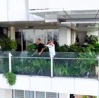 Meski berada di sebuah hunian vertikal, tempat tinggal Daniel Mananta tetap penuh dengan tanaman hijau yang rimbun. Area balkon dimanfaatkan istri Daniel, Viola Maria, untuk bercocok tanam. (Foto: YouTube/Boy William)