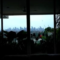 Inilah panorama yang terlihat dari apartemen Daniel: hijaunya tanaman dan gedung-gedung pencakar langit. (Foto: YouTube/Boy William)