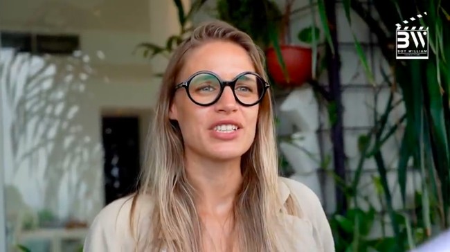 Istri Daniel Mananta yang jarang terekspos pula, juga sejenak muncul untuk menyapa Boy. (Foto: YouTube/Boy William)