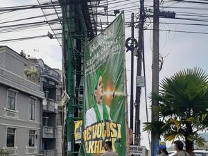 Satpol PP Sumedang Menurunkan Sejumlah Baliho Habib Rizieq