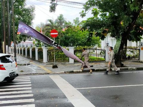 Satpol PP tertibkan spanduk di Medan (dok. Istimewa)