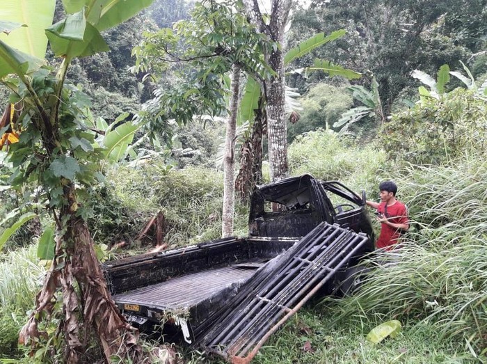 Sebuah mobil terjun ke jurang sedalam 150 meter di Jalan Raya Tangeung- Cianjur.