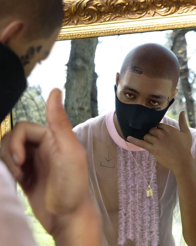 BlawkoTak hanya wanita, selebgram virtual juga dihadirkan dalam bentuk pria. Ronald F Blawko yang dibuat dua tahun lalu ini pernah di-endorse Yeezy dan Absolut vodka. Sosok yang selalu pakai masker itu pun punya imej berbeda dari selebgram lain karena digambambarkan punya gaya hidup kurang sehat. Foto: Instagram@blawko22