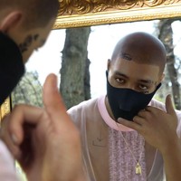 BlawkoTak hanya wanita, selebgram virtual juga dihadirkan dalam bentuk pria. Ronald F Blawko yang dibuat dua tahun lalu ini pernah di-endorse Yeezy dan Absolut vodka. Sosok yang selalu pakai masker itu pun punya imej berbeda dari selebgram lain karena digambambarkan punya gaya hidup kurang sehat. Foto: Instagram@blawko22