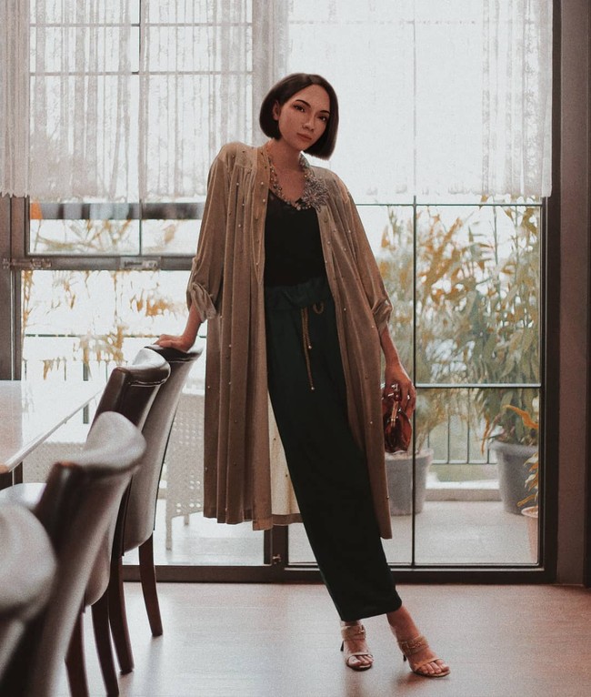 Cahaya GramBukan hanya di Amerika dan Jepang, influencer virtual pun diciptakan di Indonesia. Adalah Cahaya yang digambarkan seperti gadis kekinian yang menyukai puisi hingga sering OOTD di tempat-tempat hits. Hingga kini Ayo sudah diikuti lebih dari 4 ribu follower. Sebelum Cahaya, ada Thalasya yang sering sudah tidak aktif. Foto: Instagram@cahaya.gram   