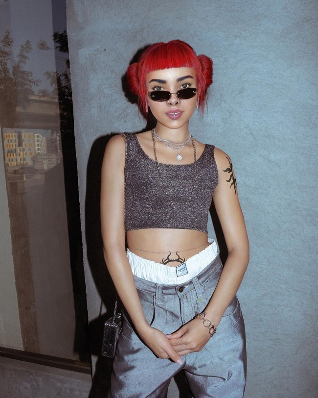 Lil MiquelaLil Miquela adalah salah satu pelopor selebgram virtual. Feed Instagram gadis yang selamanya akan berusia 19 tahun ini tampak estetik seperti kebanyakan influencer. Dilansir Daily Mail, sosok yang pernah di-endorse oleh Calvin Klein, Samsung, Givenchy, Prada ini diperkirakan menerima £6.500 atau sekitar Rp 123 jutaan per posting. Foto: Instagram@lilmiquela