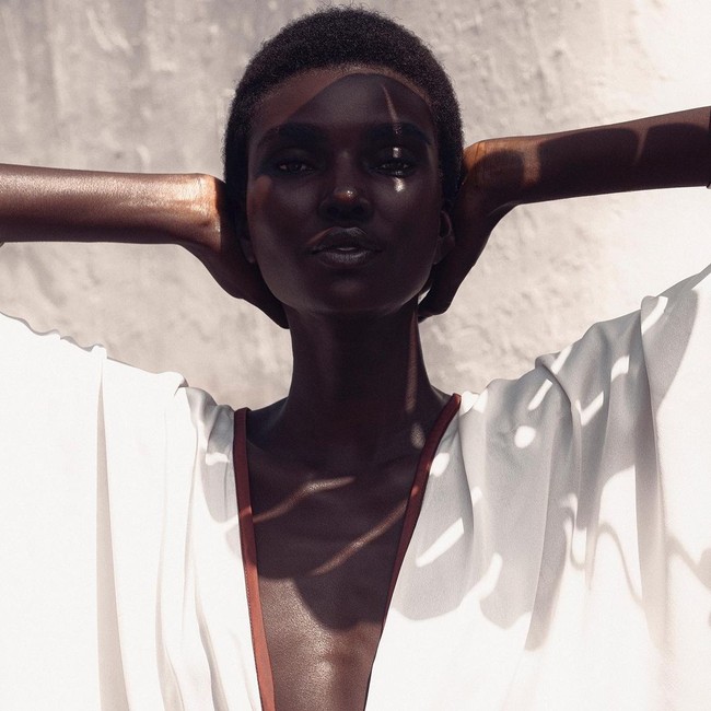 Shudu Shudu diklaim sebagai supermodel dunia digital pertama. Dibuat tiga tahun lalu, Shudu ditampilkan serupa Barbie kulit hitam yang terinspirasi Naomi Campbell, Iman, dan Alek Wek. Selebgram virtual yang mirip orang betulan ini bahkan pernah di-endorse brand Rihanna, Balmain, Soulsky hingga Ellesse. Ia pun bisa menerima £791 (Rp 15 jutaan) setiap unggah.  Foto: Instagram@shudu.gram