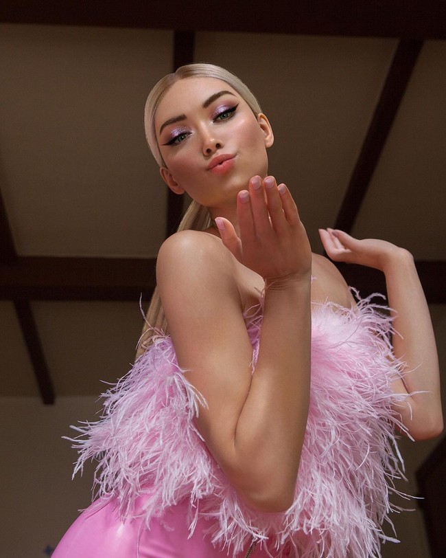 BermudaModel virtual yang dibilang mirip Paris Hilton ini menampilkan diri sebagai influencer glamour dari Los Angeles. Berbeda dengan Miquela, ia sering mengunggah postingan bernada komedi. Diperkirakan Bermuda yang pernah di-endorse SoulCycle dan Vetements itu menerima £1,021 (Rp 19 jutaan) per postingan. Foto: Instagram@bermudaisbae