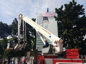 Ada Pria Panjat Tiang Reklame di Mabes Polri