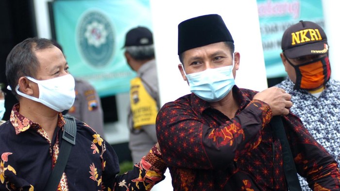 Terdakwa Wakil Ketua DPRD Kota Tegal Wasmad Edi Soesilo (tengah) berjalan usai menjalani sidang pembacaan tanggapan Jaksa Penuntut Umum (JPU) atas eksepsi dari terdakwa di Pengadilan Negeri Tegal, Jawa Tengah, Selasa (24/11/2020). JPU mendakwa Wasmad dengan pasal berlapis yaitu Pasal 93 Undang-undang (UU) Republik Indonesia No.6 tahun 2018 tentang Kekarantinaan Kesehatan dan Pasal 216 ayat (1) KUHP karena dianggap tidak mengindahkan dan tidak memenuhi permintaan polisi dan memilih tetap menggelar orkes dangdut saat hajatan di tengah pandemi COVID-19. ANTARA FOTO/Oky Lukmansyah/aww.