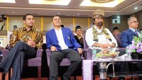 Berkunjung ke Minangkabau, Surya Paloh tampak mengenakan topi tradisional. Di sebelahnya ada sang putra, Prananda Paloh yang ikut menemani. Foto: instagram @suryapaloh.id/@pranandapaloh
