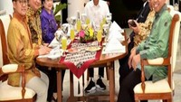 Masih bersama Presiden Jokowi dan beberapa tokoh politik lain, Surya Paloh ikum menyantap jamuan makan di istana negara. Segelas minuman dingin sudah siap dinikmati. Foto: instagram @suryapaloh.id/@pranandapaloh