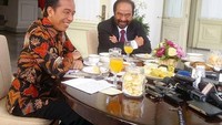 Dari semua momen kulinerannya, terlihat Surya Paloh pernah makan bersama Megawati dan Presiden Jokowi. Salah satunya bisa dilihat dalam foto ini. Kedekatan Surya Paloh dan Jokowi sudah tak bisa diragukan lagi. Foto: instagram @suryapaloh.id/@pranandapaloh