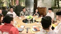 Pria berusia 69 tahun ini dikenal sebagai sosok yang aktif dalam banyak kegiatan. Namun di sela kesibukannya, ia selalu punya momen kulineran santai dan seru. Foto: instagram @suryapaloh.id/@pranandapaloh