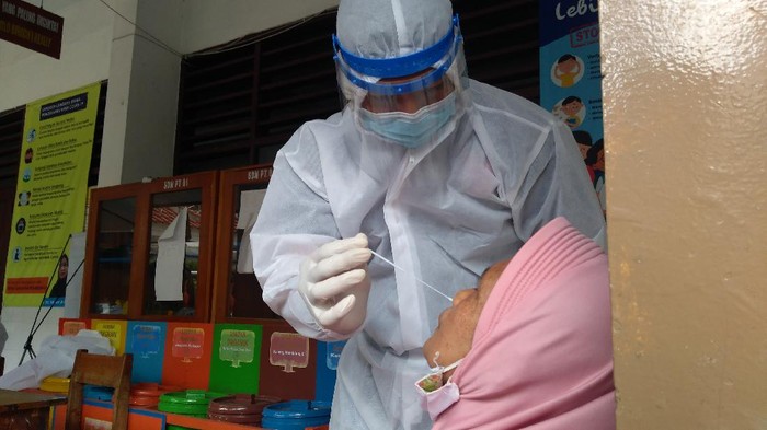 Swab Antigen Salah seorang warga di-swab antigen usai hasil rapid test-nya reaktif.