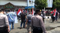 Namun, aksi tersebut diketahui tak memiliki izin sehingga dibubarkan oleh pihak kepolisian.