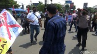 Wakapolres Kendal Kompol Sumiarta mengatakan, aksi demo tolak Habib Rizieq itu dibubarkan karena tidak memiliki izin maupun pemberitahuan kepada kepolisian. Pembubaran aksi juga dilakukan untuk mencegah timbulnya klaster baru virus Corona atau COVID-19.