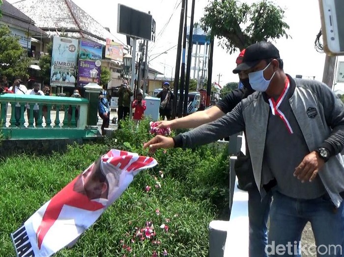 Polisi bubarkan aksi tolak kehadiran Habib Rizieq Syihab di Kabupaten Kendal. Aksi dibubarkan karena tidak memiliki izin maupun pemberitahuan kepada kepolisian.