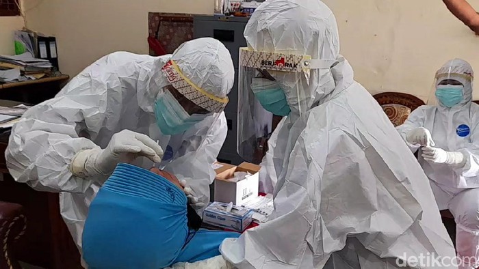 Tes swab tracing kasus tur Bupati Brebes ke Bromo, di BKPSDMD Brebes, Jumat (20/11/2020). Tes swab tracing kasus tur Bupati Brebes ke Bromo, di BKPSDMD Brebes, Jumat (20/11/2020).