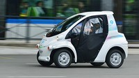 Desain mobil ini mengingatkan dengan i-Road yang pernah dipamerkan pada ajang Indonesia Electric Motor Show (IEMS) 2020. Bedanya i-Road menggunakan tiga roda, sedangkan Toyota Coms selayaknya mobil konvensional menggunakan empat roda. Bentuk Toyota Coms tampak unik, dengan body yang melengkung serta lampu-lampunya membulat. Foto: Toyota Eropa