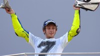 Rossi dan Yamaha ternyata benar-benar berjodoh. Setahun berselang, tepatnya di musim 2015, Rossi sukses mempertahankan gelar juara dunia. Di Sirkuit Sepang dia merayakan gelar juara dunia yang ketujuh (Yamaha Factory Racing MotoGP Team)
