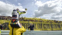 Valentino Rossi diyakini masih menjadi rider MotoGP dengan jumlah pendukung paling besar. Di Assen 2013, Rossi menyapa ribuan fansnya di tribun penonton (Yamaha Factory Racing MotoGP Team)