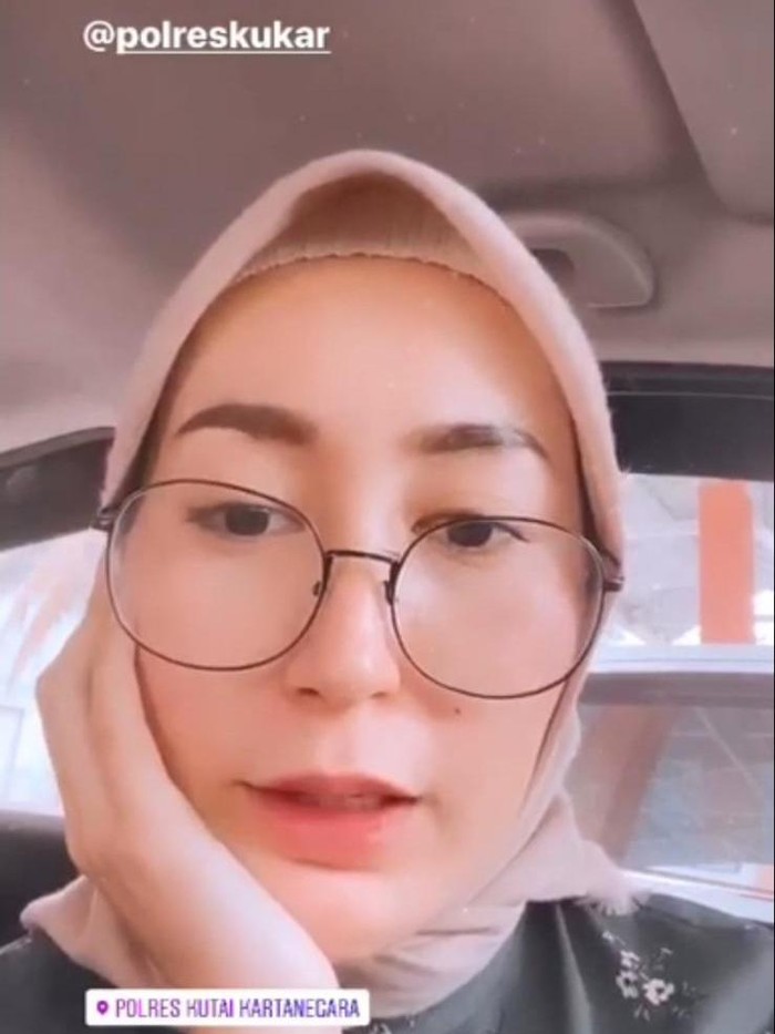 Video viral gadis cantik membuat IG Story di Polres Kukar dan membuat caption masuk k ternak buaya (Screenshot video viral)