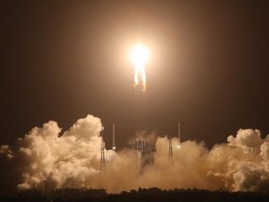 Momen Peluncuran Wahana China ke Bulan untuk Ambil Bebatuan